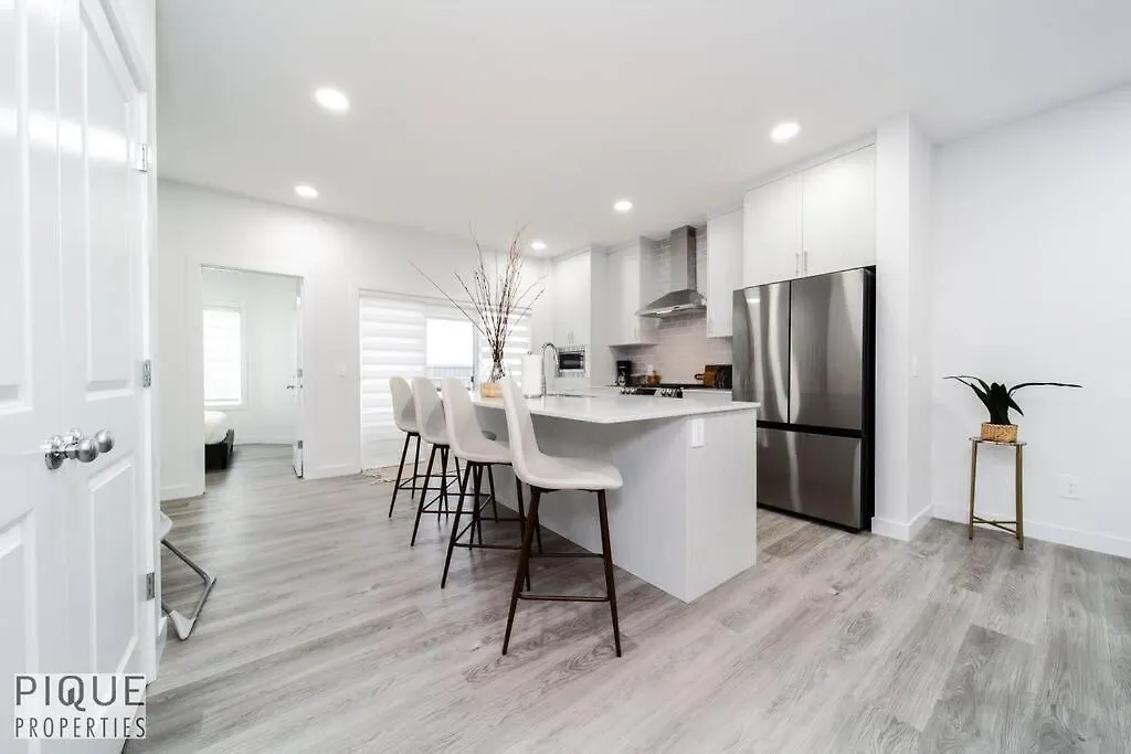 Holiday home Urbanutopia*Luxury Home*King Bed*Patio/Bbq*Sleep16 Edmonton